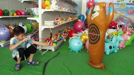 Brinquedos infláveis ​​para jardim infantil de PVC ecológico marrom Bradypode conjunto de jogos de dardos